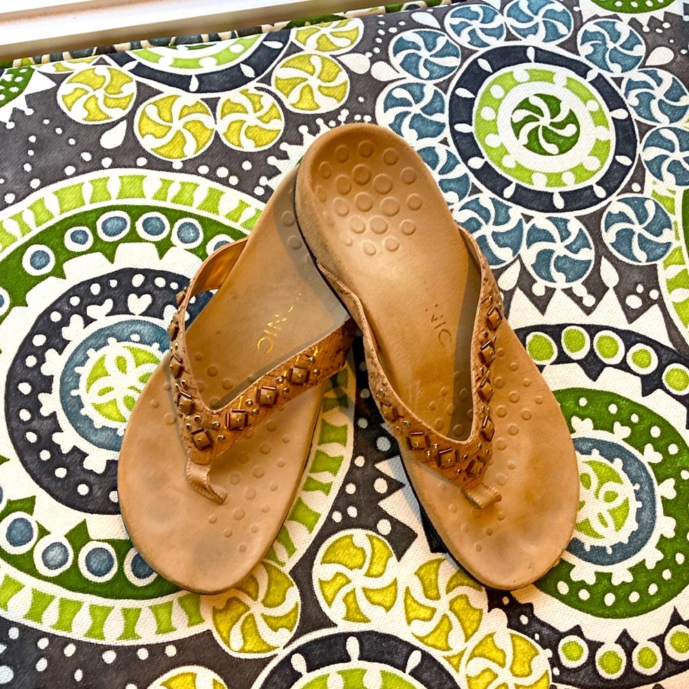 Vionic cork flip flops size 8M